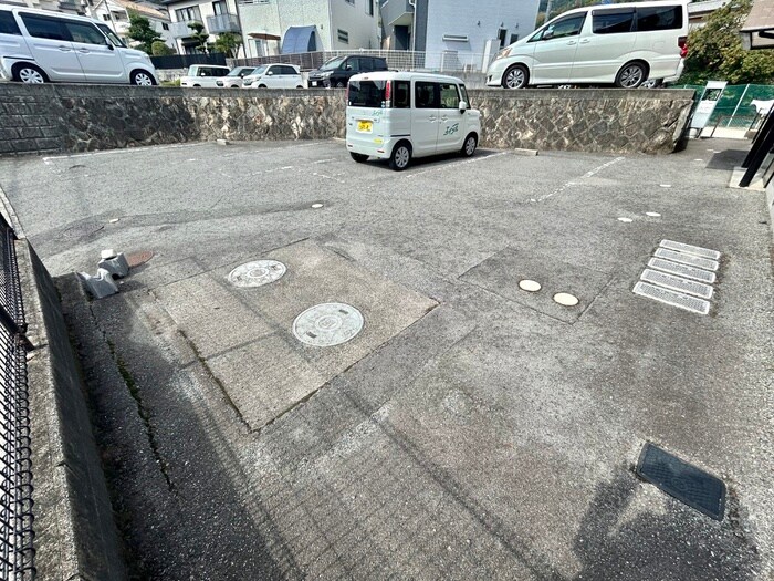 物件外観写真5　(駐車場)