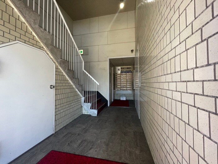 物件外観写真2　(エントランス部分)