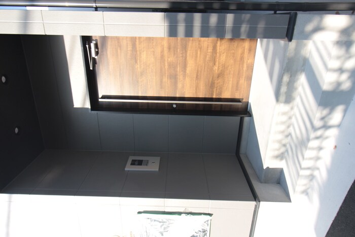 物件外観写真3　(エントランス部分)