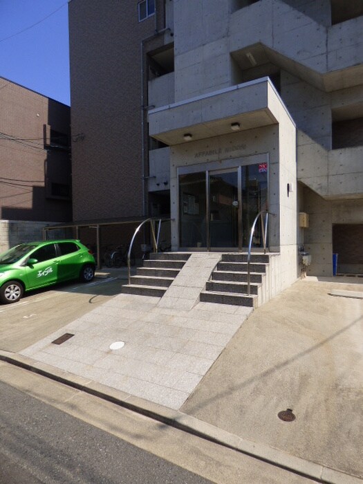 物件外観写真2　(エントランス部分)