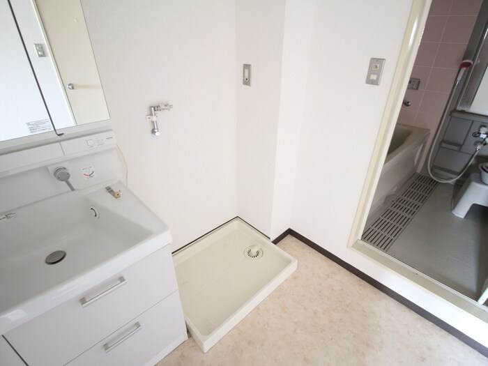 物件内観写真15　(洗濯機置場)