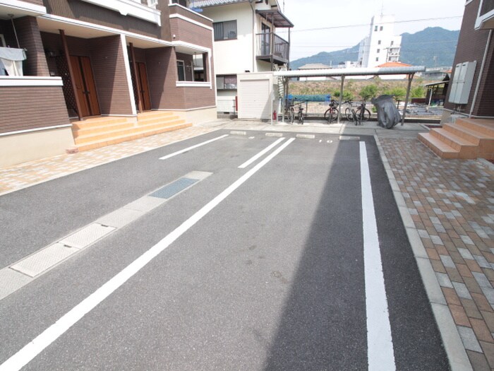 物件外観写真2　(駐車場)