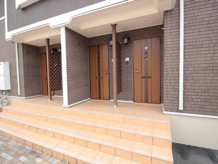 物件外観写真4　(エントランス部分)