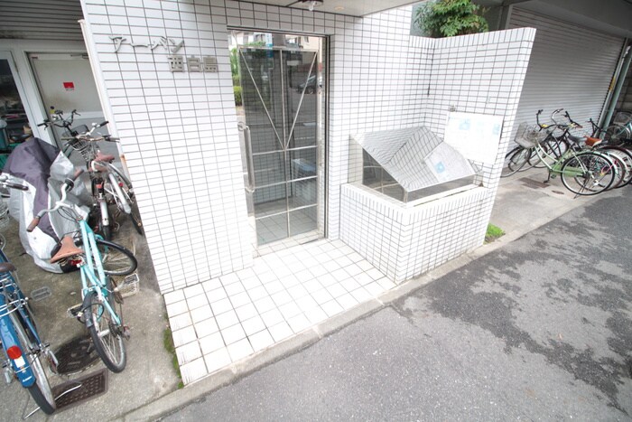 物件外観写真2　(エントランス部分)