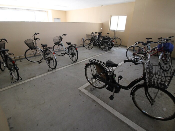 物件外観写真2　(駐輪場)