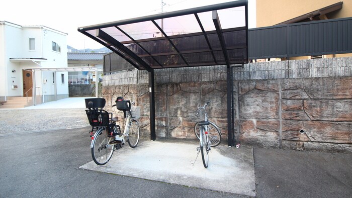 物件外観写真3　(駐輪場)