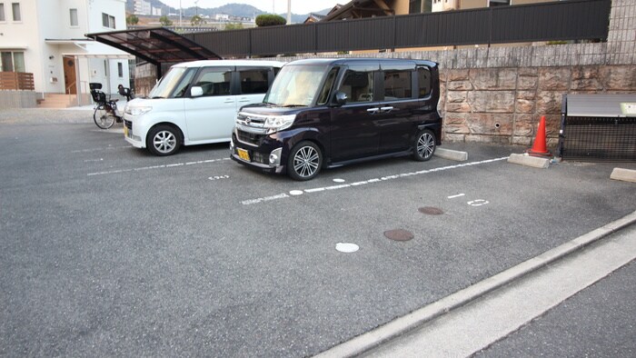 物件外観写真5　(駐車場)