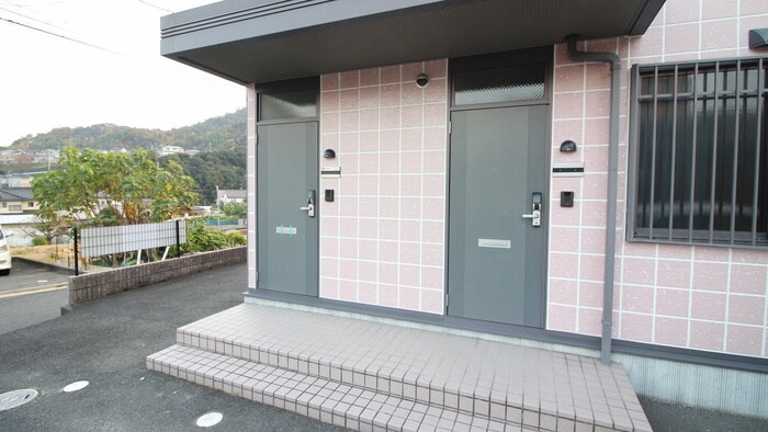 物件外観写真6　(エントランス部分)