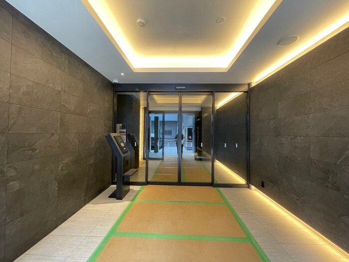 物件外観写真2　(エントランス部分)