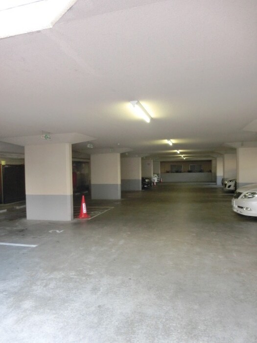 物件外観写真3　(駐車場)