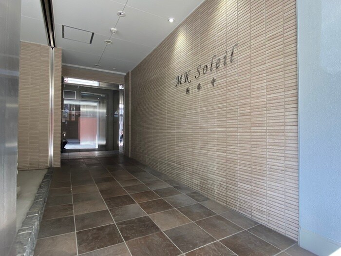 物件外観写真2　(エントランス部分)