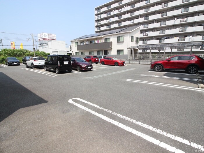 物件外観写真3　(駐車場)