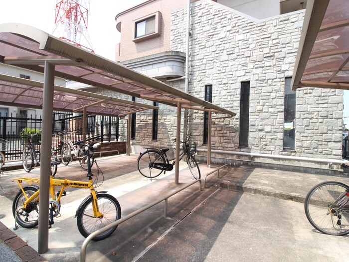 物件外観写真4　(駐輪場)