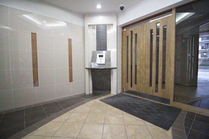 物件外観写真2　(エントランス部分)