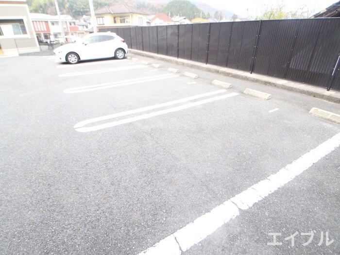 物件外観写真3　(駐車場)
