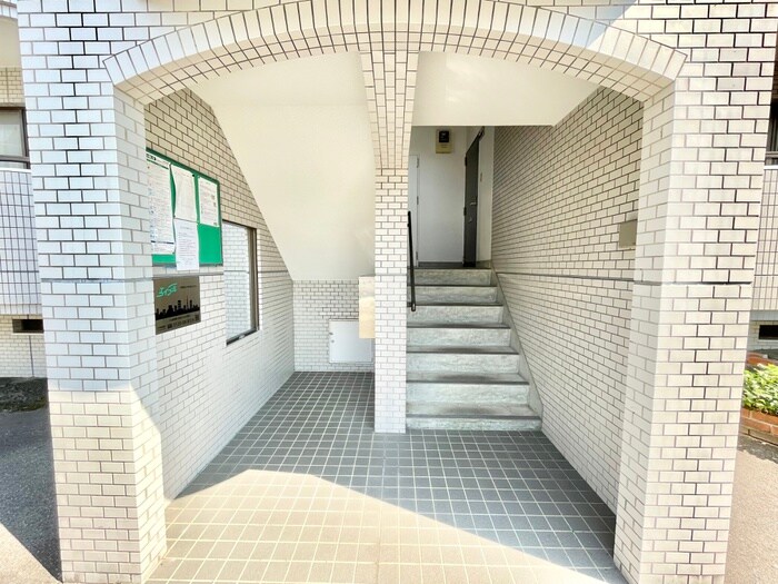 物件外観写真6　(エントランス部分)