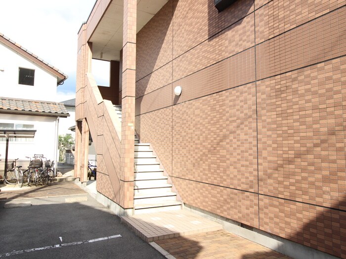 物件外観写真4　(エントランス部分)