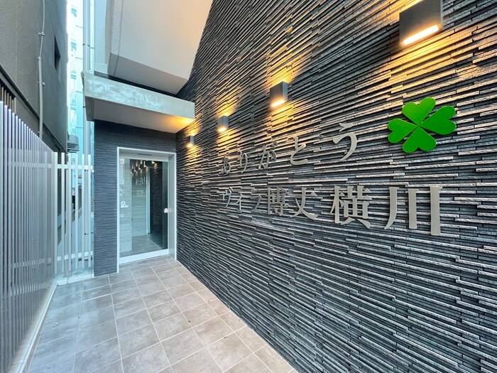 物件外観写真2　(エントランス部分)