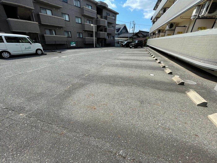 物件外観写真5　(駐車場)