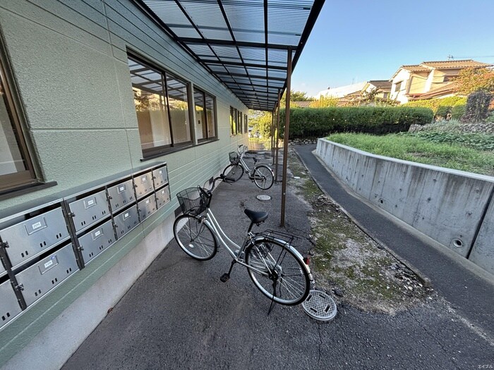 物件外観写真2　(駐輪場)