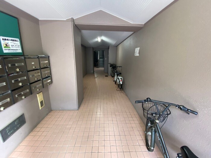 物件外観写真3　(エントランス部分)