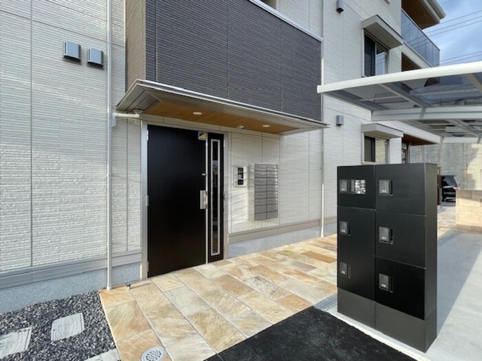 物件外観写真2　(エントランス部分)