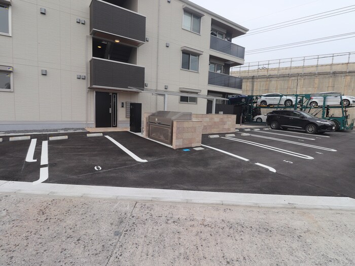 物件外観写真6　(駐車場)