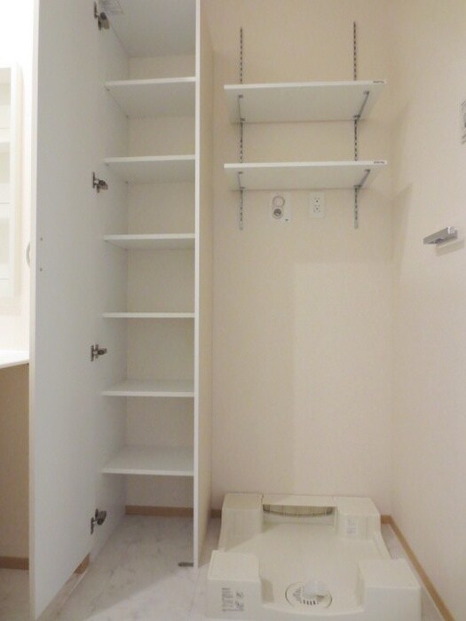 物件内観写真12　(洗濯機置場)