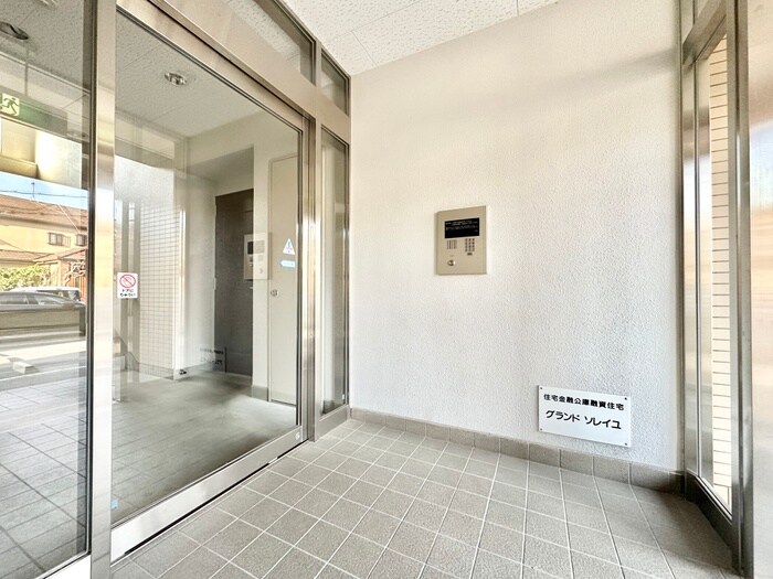 物件外観写真6　(エントランス部分)