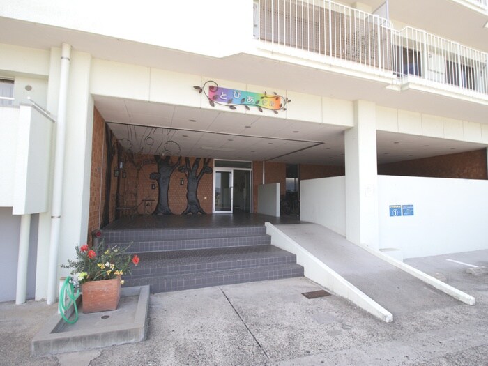 物件外観写真2　(エントランス部分)