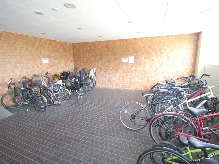 物件外観写真4　(駐輪場)