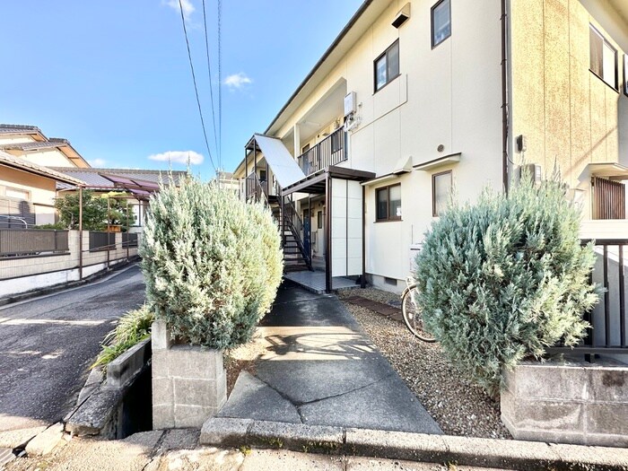 物件外観写真2　(エントランス部分)