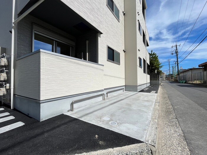 物件外観写真4　(駐輪場)