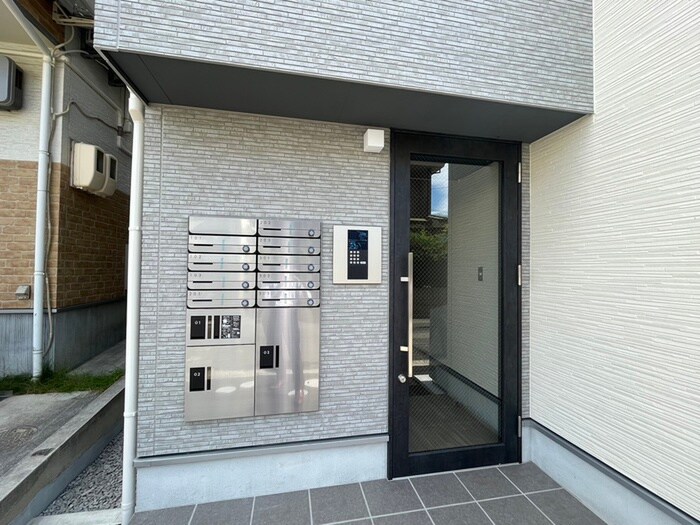 物件外観写真6　(エントランス部分)