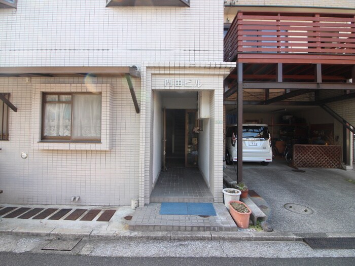 物件外観写真4　(エントランス部分)