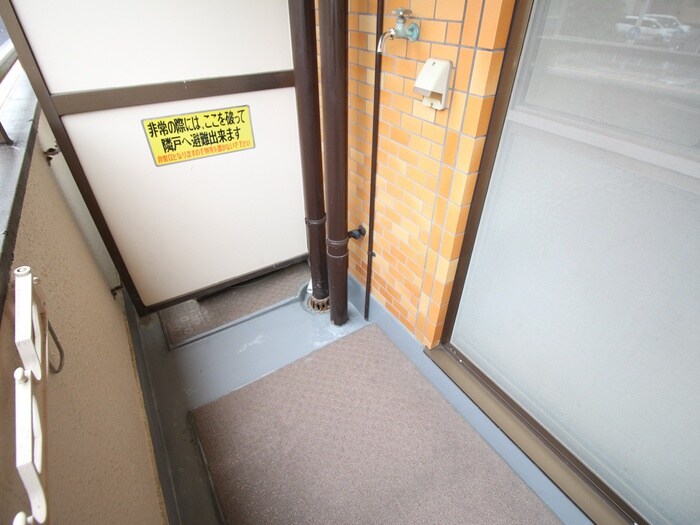 物件内観写真16　(洗濯機置場)