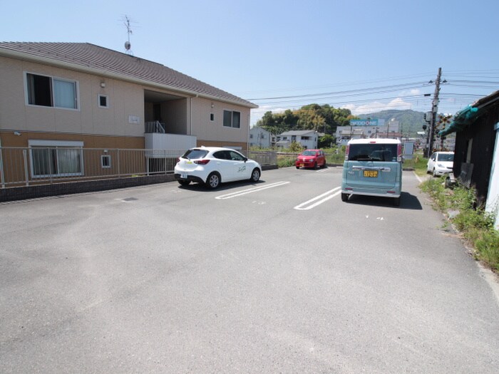 物件外観写真2　(駐車場)