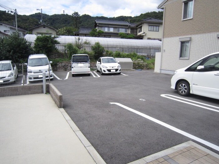物件外観写真2　(駐車場)