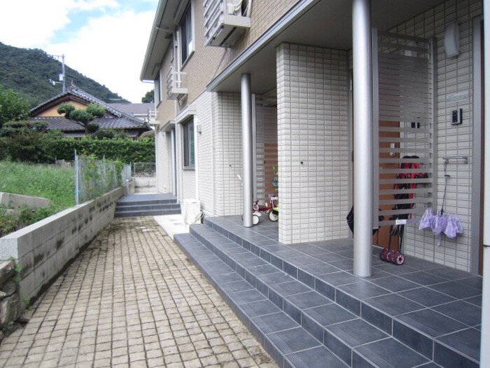 物件外観写真5　(エントランス部分)