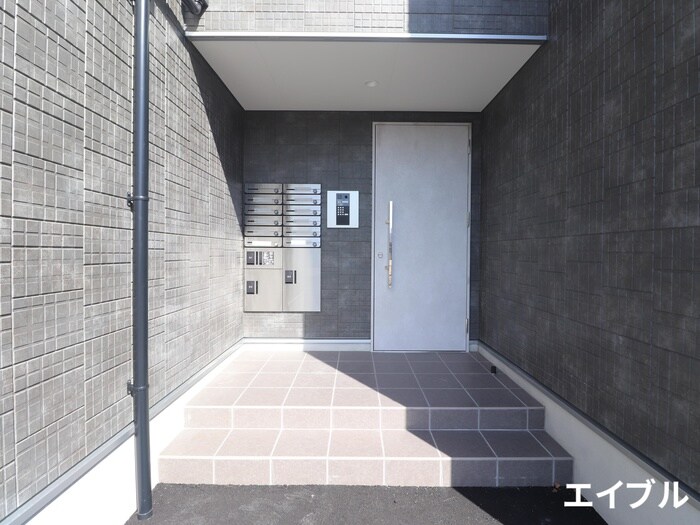 物件外観写真2　(エントランス部分)