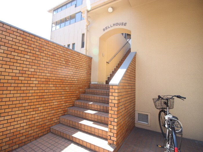 物件外観写真4　(エントランス部分)