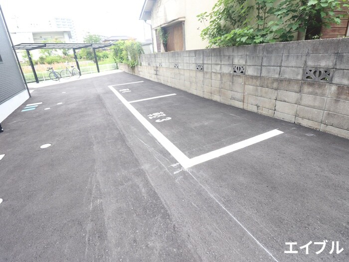 物件外観写真2　(駐車場)