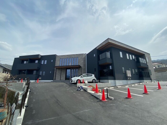 物件外観写真5　(エントランス部分)