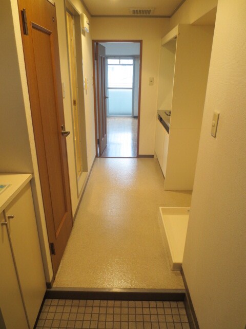 物件内観写真4　(玄関)