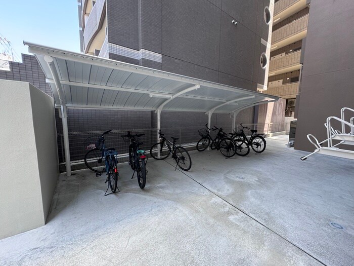 物件外観写真4　(バイク置き場)