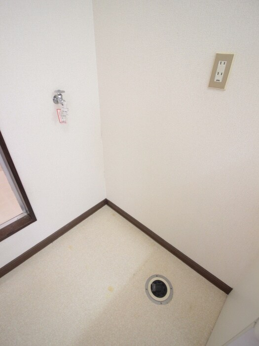 物件内観写真12　(洗濯機置場)