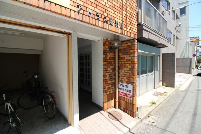 物件外観写真2　(エントランス部分)