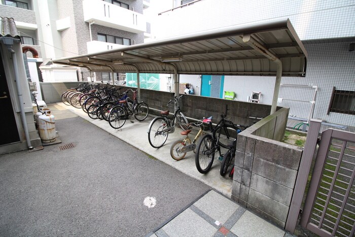 物件外観写真4　(駐輪場)