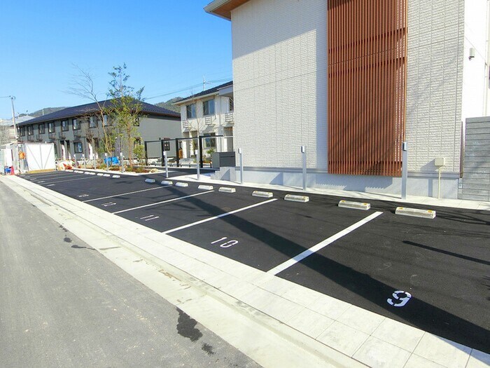 物件外観写真2　(駐車場)