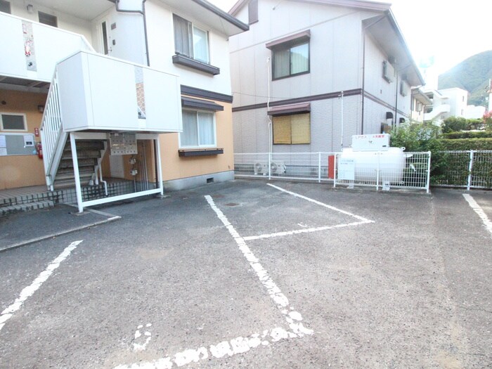 物件外観写真6　(駐車場)